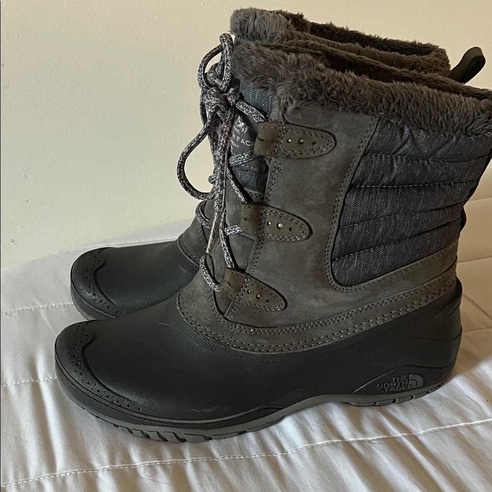 The North Face Women's 8.5 Insulated Gray and Black Winter Boots